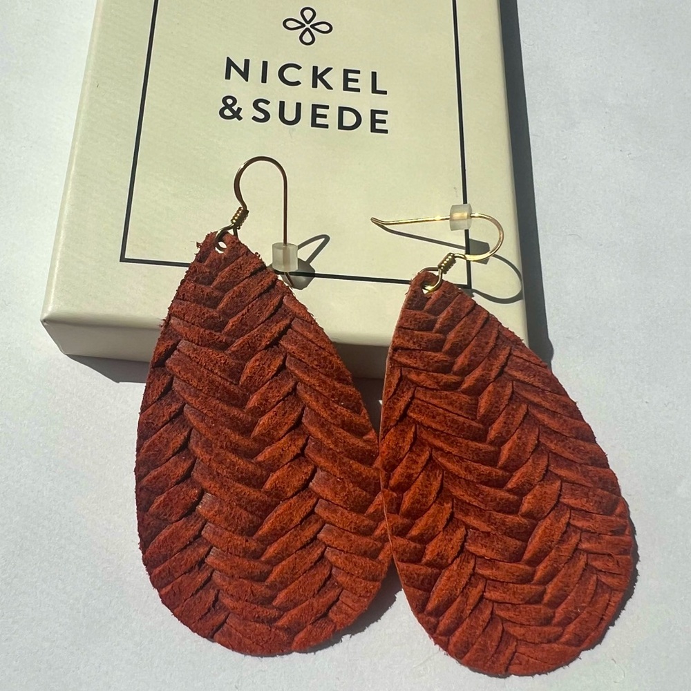 Nickel & Suede Rustic Knit Medium Teardrop Earrings – Excellent Condition